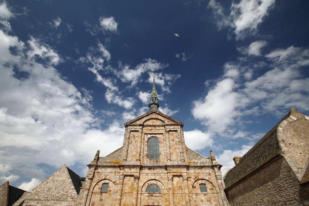 Die Abtei von Mont-Saint-Michel feiert 2023 das 1000. Jubiläum ihrer Grundsteinlegung.