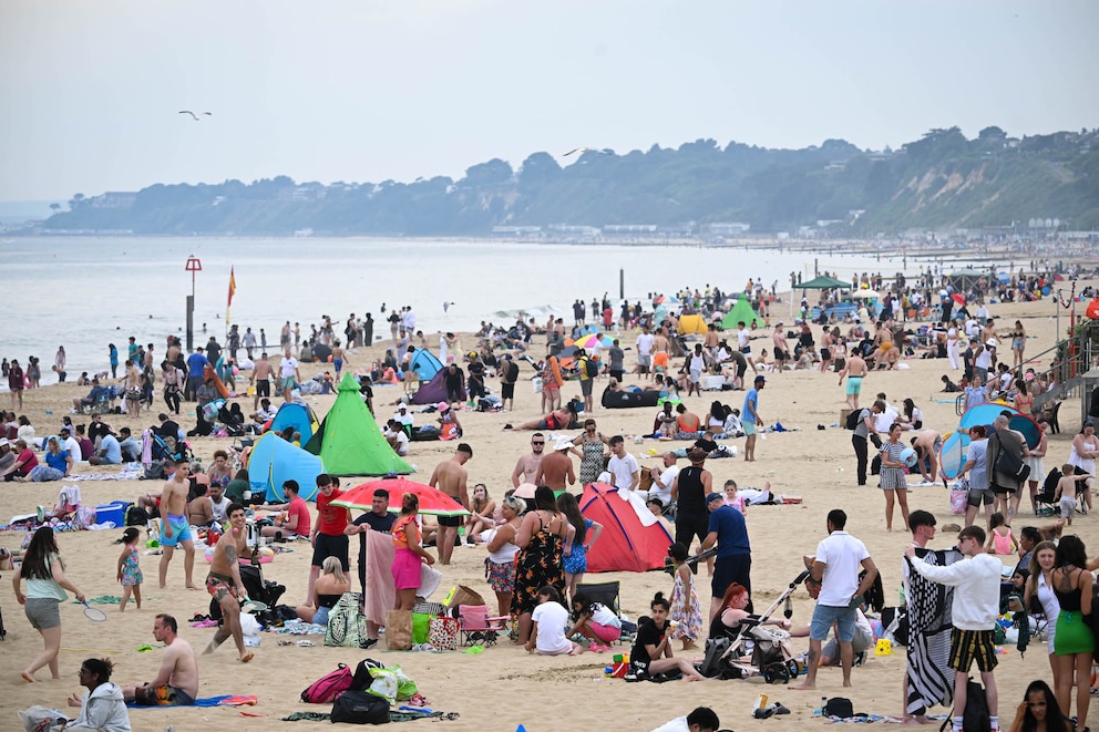 Der Strand von Bournemouth in England ist mehr als nur gut besucht ...