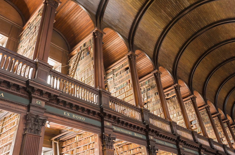 4. The Book of Kells im Trinity College – die illustrierte Handschrift aus dem achten oder neunten Jahrhundert befindet sich in der Bibliothek des Trinity Colleges in Dublin und ist weltberühmt
