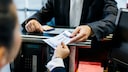 Mann zeigt sein Ticket
