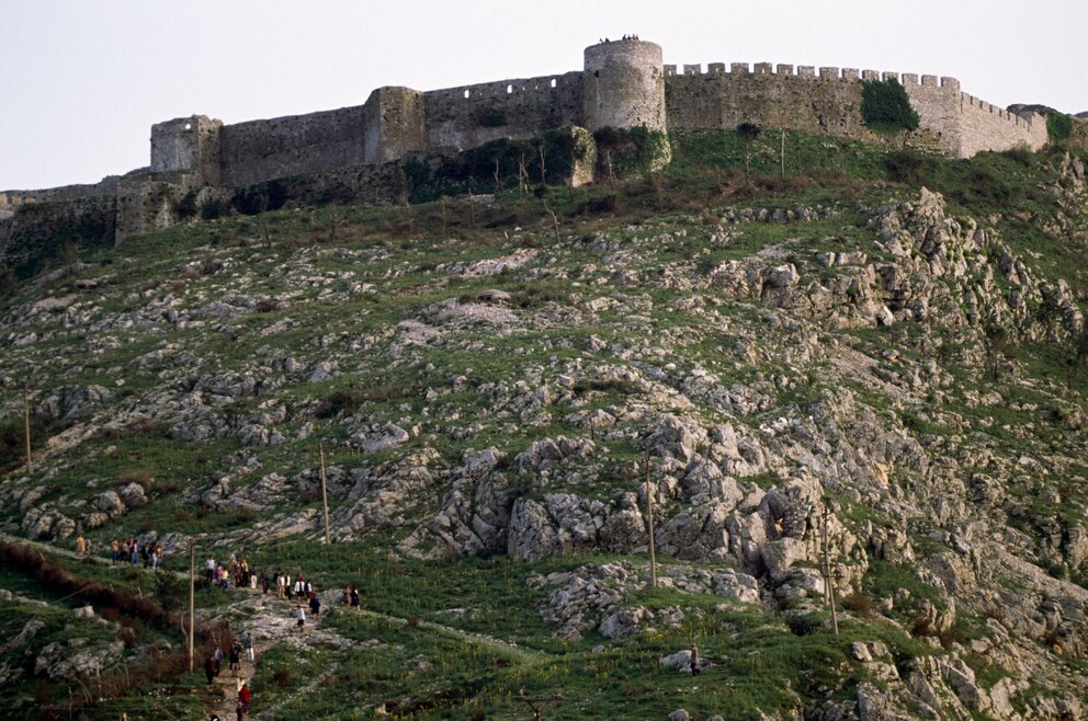 8. Die Burgruine Rozafa liegt direkt am Stadtrand von Shkodra