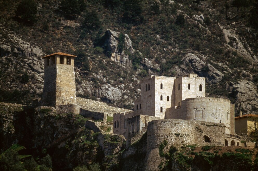 6. Die Festung von Kruja mit dem Schloss George Kastrioti Skanderbeg liegt in der mittelalbanischen Stadt Kruja