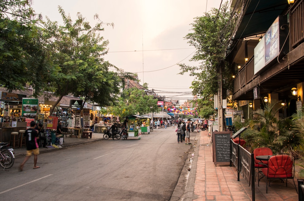 2.  Die eher touristische Stadt Siem Reap liegt im Nordwesten von Kambodscha, in der Nähe von Angkor Wat