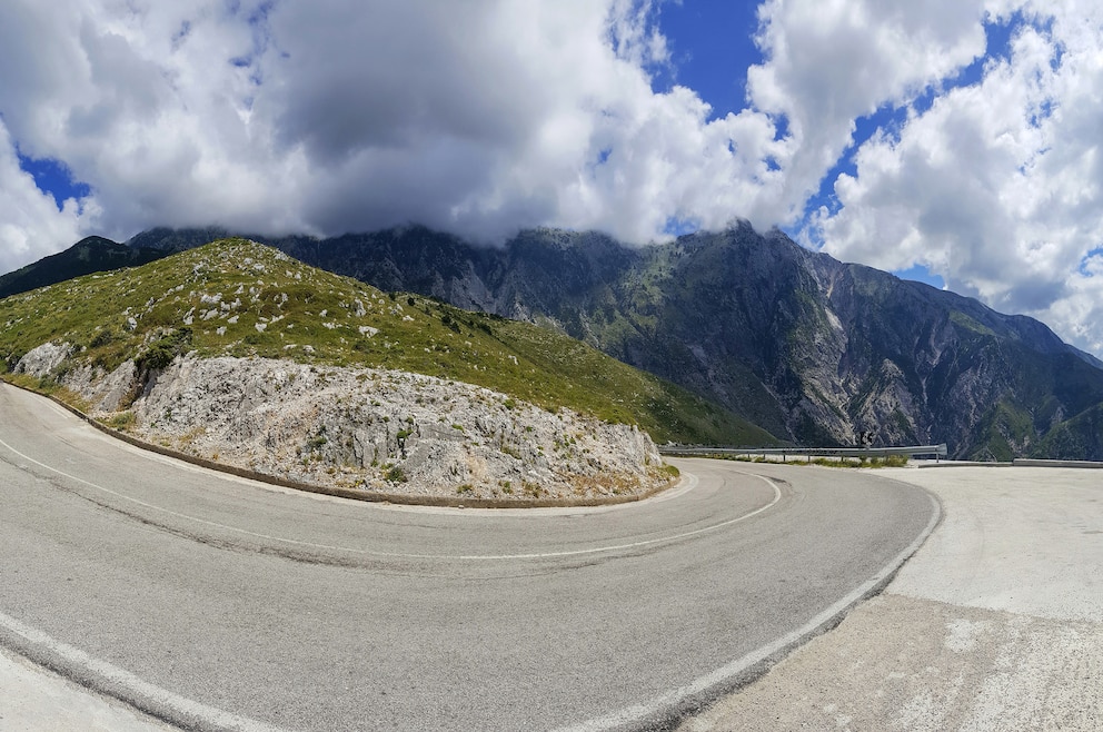 2. Eine Fahrt auf dem Llogara-Pass im Llogara-Nationalpark machen und die spektakuläre Aussicht genießen.