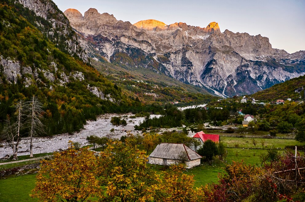 6. Wandern in den Albanischen Alpen oder Prokletije und das Dorf Theth besuchen (im Bild: der Teth-Nationalpark).