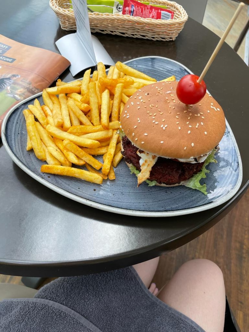 Der Burger überzeugt – geschmacklich und mit seiner Größe