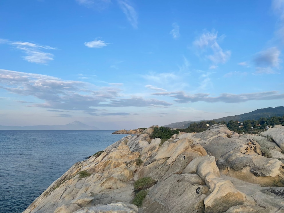 Sieht unbequemer aus, als es ist: die Steine am Karidi Beach