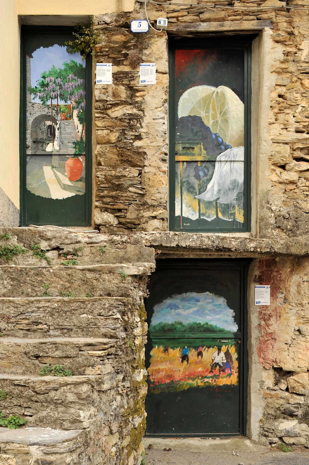 Wer durch Valloria läuft, wird an diversen Türen Kunst entdeckten – mitunter sind die Werke schon knapp 30 Jahre alt