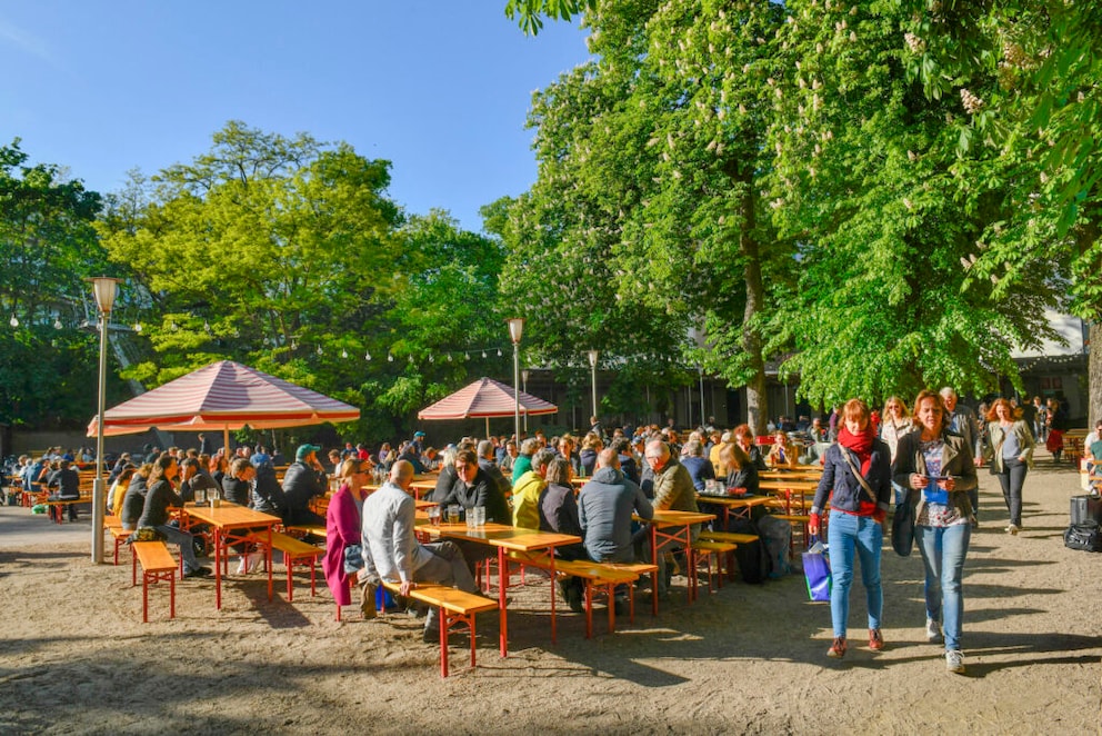 The entrance to Pratergarten is on the lively Kastanienallee