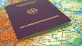 Der Kinderreisepass ist bald Geschichte - schon im nächsten Jahr soll er abgeschafft werden