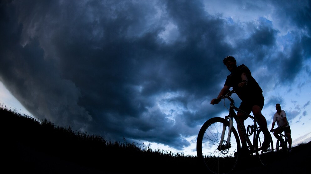 Radfahrer unter dunklem Himmel