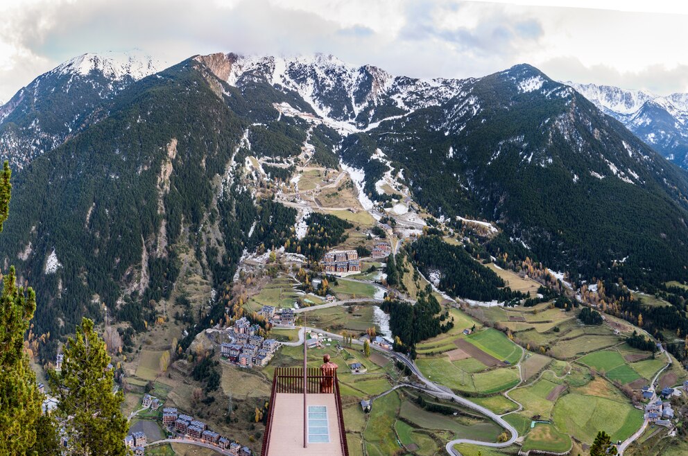 10. Mirador Roc Del Quer | Canillo – schwebende Aussichtsplattform mit gläsernem Boden