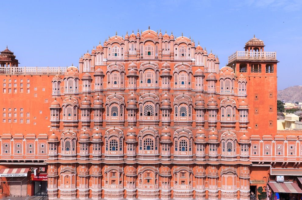 9. Hawa Mahal – der Palast der Winde ist ein Teil des riesigen Stadtpalasts der Maharadschas in der Altstadt von Jaipur 