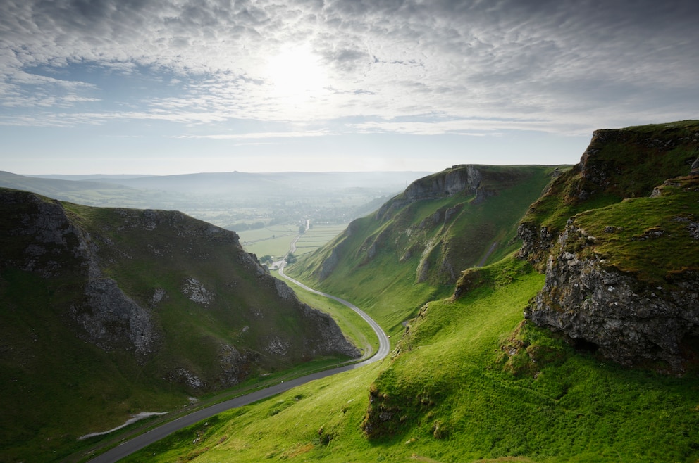 6. Die großartige weite Landschaft der Nationalparks erleben (im Bild: Winnats Pass im Peak-District-Nationalpark in England)