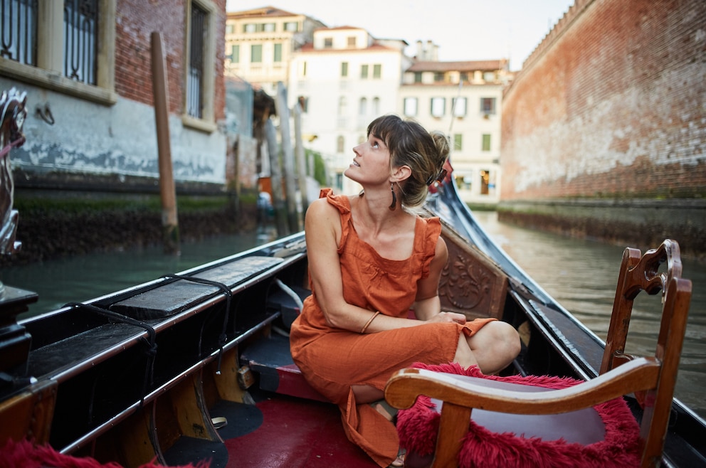 2. Mit der Gondola durch Venedigs Wasser gleiten und die Stadt aus dieser Perspektive kennenlernen