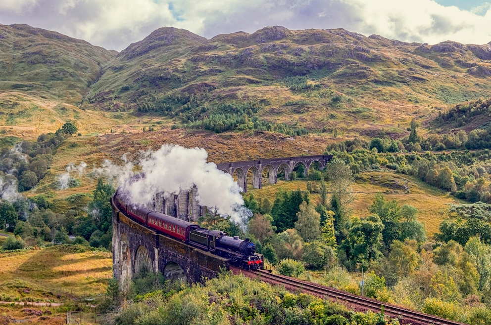 10. Auf „Harry Potter“-Dreh- und Inspirationsorte-Suche gehen (im Bild: der Jacobite Steam Train in den Highlands)