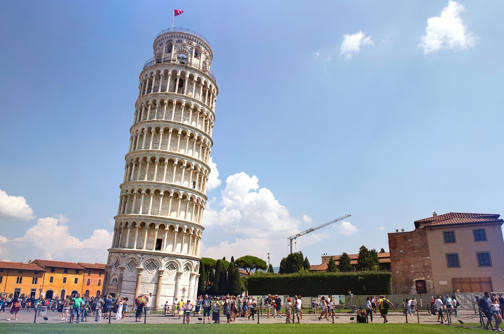 8. Schiefer Turm von Pisa – der schräg stehende Turm ist das Wahrzeichen der italienischen Stadt Pisa