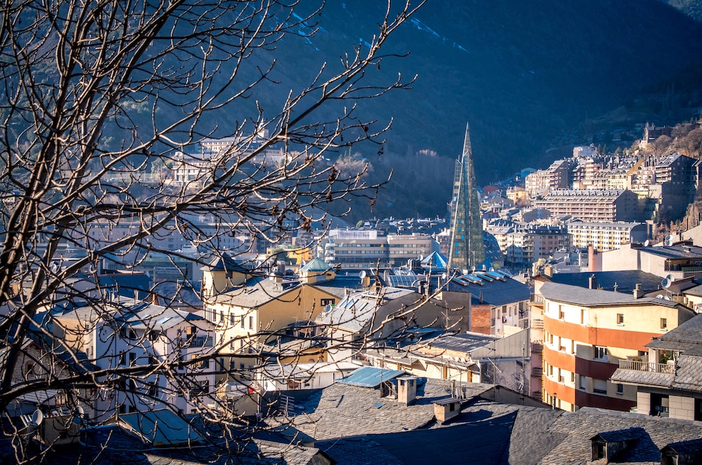 1. Die Hauptstadt Andorra la Vella mit ihren zahlreichen Einkaufsmöglichkeiten, Galerien und historischen Bauwerken kennenlernen, besonders La Casa de la Vall