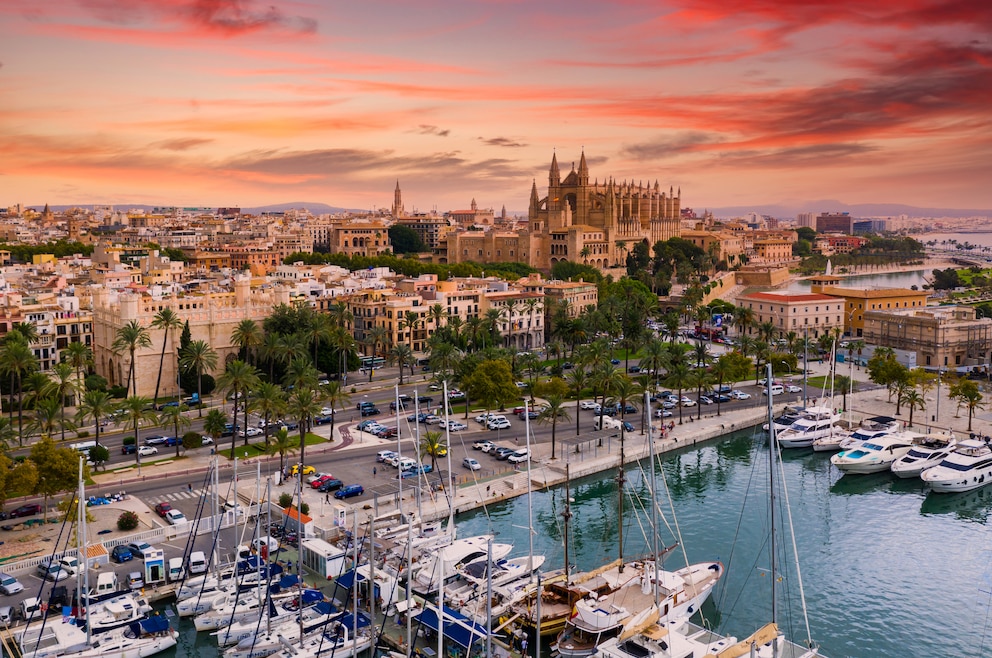 9. Palma – die Hauptstadt der Ferieninsel Mallorca ist der Ankunftsort vieler Reisender, die Urlaub auf der beliebten Baleareninsel machen