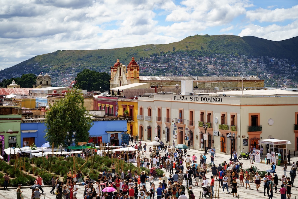 Der Plaza Santo Domingo vor dem gleichnamigen Tempel im Zentrum von Oaxaca  