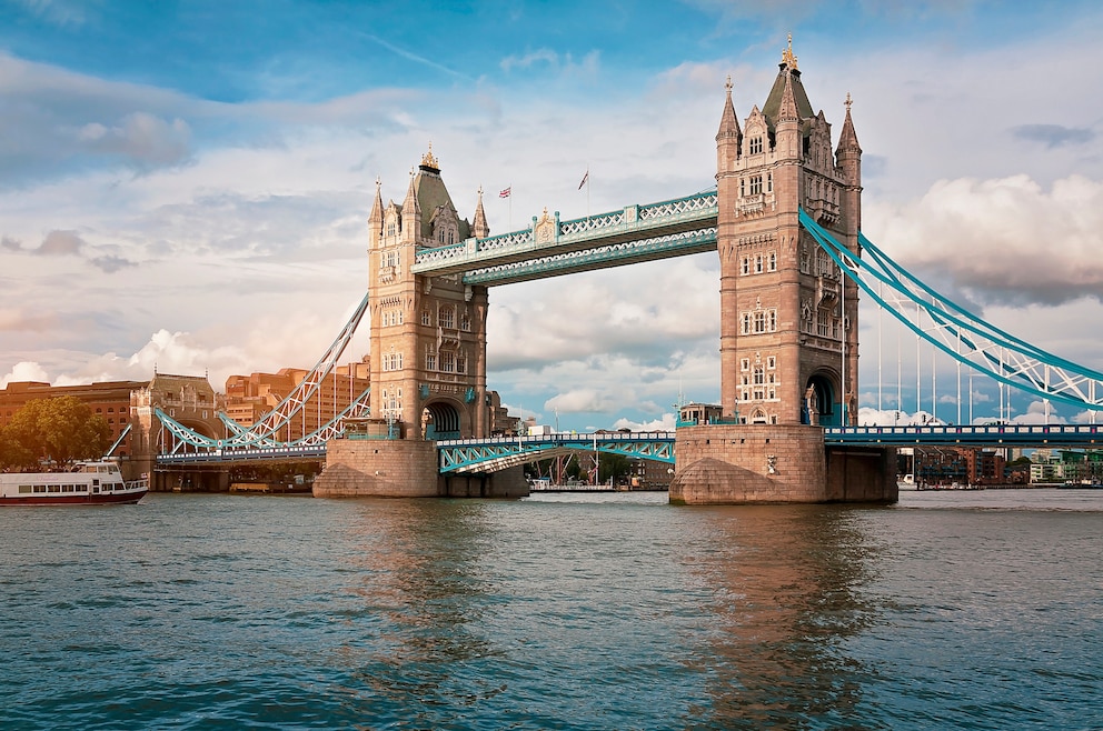 3. Tower Bridge – die Brücke über dem Fluss Themse steht in London und ist eines ihrer Wahrzeichen