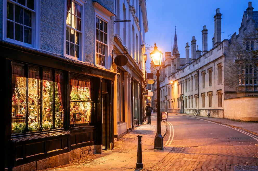 5. Die altehrwürdigen englischen Universitäts-Städte Cambridge und Oxford besuchen und vergleichen (im Bild: Turl Street in Oxford)