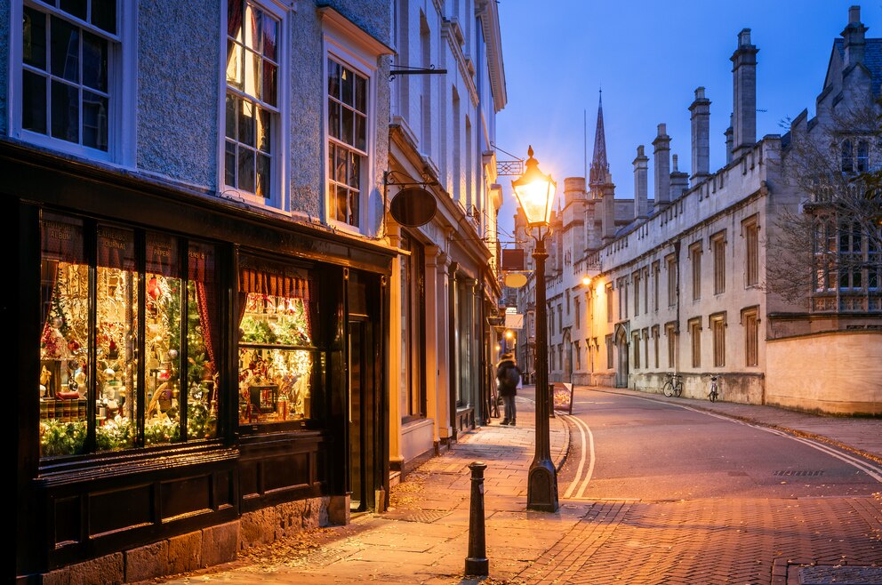 5. Die altehrwürdigen englischen Universitäts-Städte Cambridge und Oxford besuchen und vergleichen (im Bild: Turl Street in Oxford)