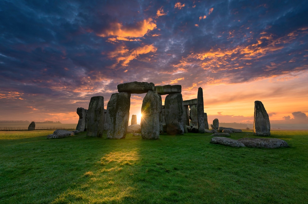 2. Den berüchtigten Steinkreis Stonehenge in Südengland besuchen – und sich eine eigene Theorie überlegen, wieso er dort ist