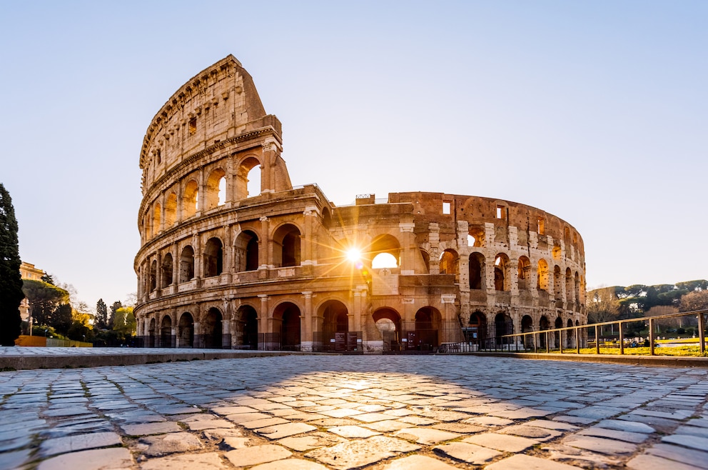 1. Kolosseum – das imposante Bauwerk in Rom ist das größte Amphitheater der Welt und der größte geschlossene Bau der römischen Antike 