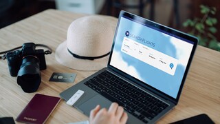 Flüge zu buchen, kann mitunter sehr anstrengend sein. Eine gute Vorbereitung ist daher essenziell – auch, um Geld zu sparen.