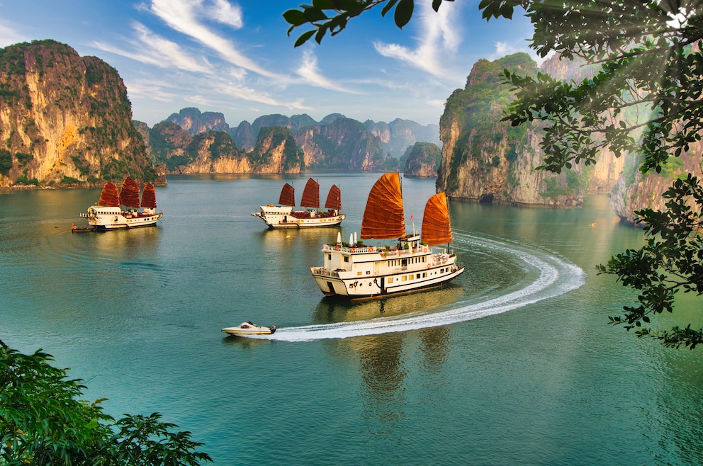 3. Vịnh Hạ Long – die Halong-Bucht liegt im Nordosten des Landes und ist wegen ihrer zahlreichen hoch aufragenden und von Regenwald bedeckten Kalksteininseln weltweit bekannt und bei Touristen beliebt