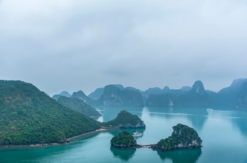 1. Vịnh Hạ Long – die Halong-Bucht ist das Top-Ziel vieler Vietnam-Besucher und kann mit dem Boot erkundet werden