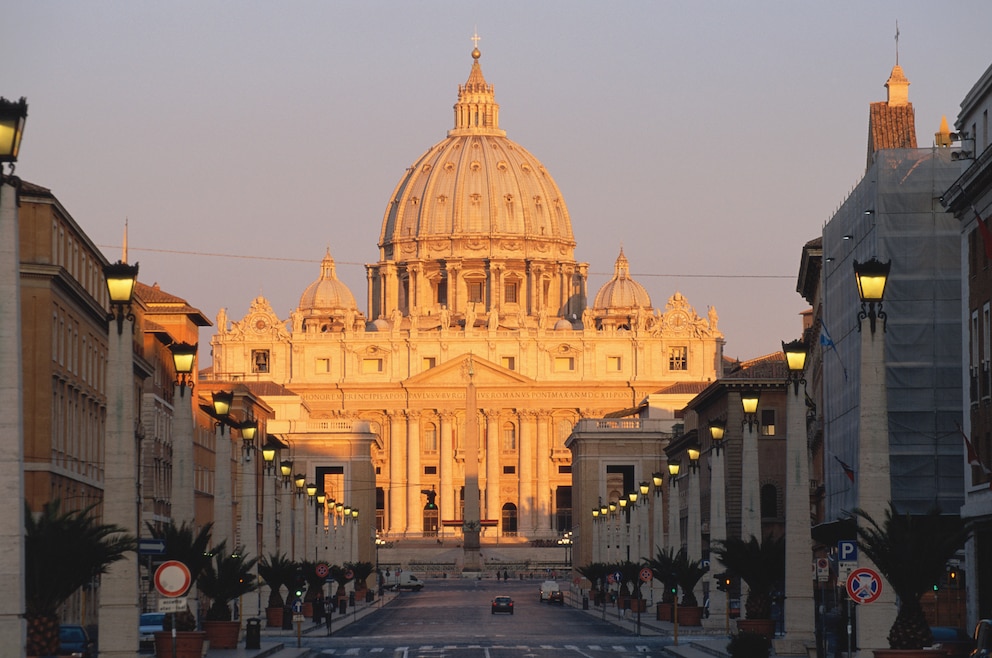6. Petersdom – die Basilika Sankt Peter steht im Vatikan in Rom und ist die größte aller&nbsp;<a href="https://de.wikipedia.org/wiki/P%C3%A4pstliche_Basilika">päpstlichen Basiliken</a>&nbsp;und eine der bedeutendsten&nbsp;<a href="https://de.wikipedia.org/wiki/Kirche_(Bauwerk)">Kirchen</a>&nbsp;der Welt
