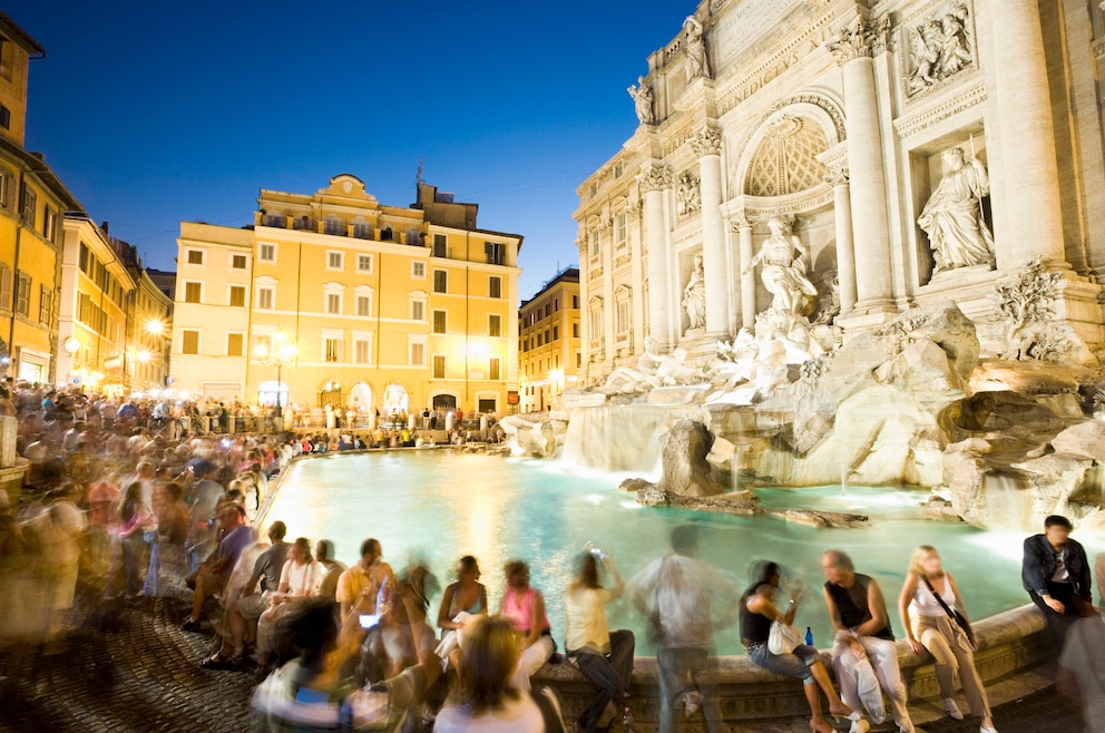 2. Trevi-Brunnen – der barocke Monumentalbrunnen steht auf der Piazza di Trevi in Rom