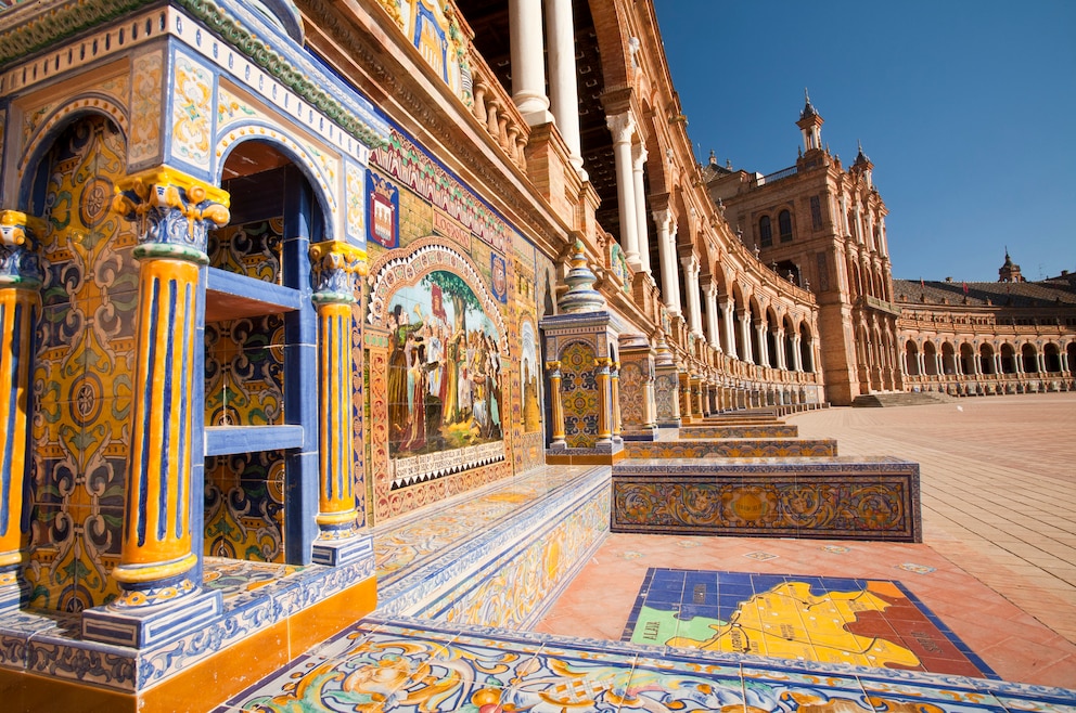 8. Plaza de España – der imposante Platz in Sevilla wurde 1929 Im Rahmen der Iberoamerikanischen Ausstellung errichtet