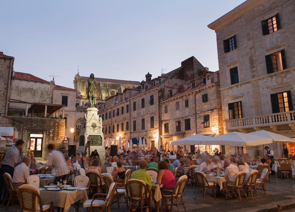 Auch abends ist in Dubrovnik viel los, wie zahlreiche Fotos aus der Stadt beweisen