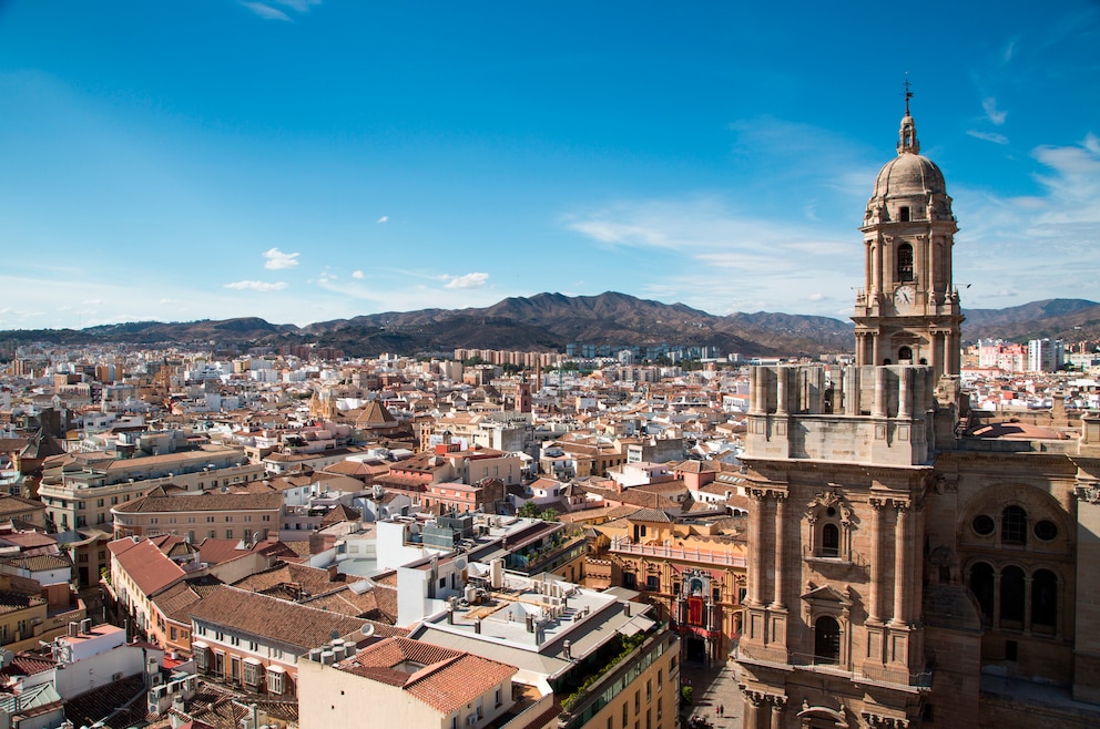 4. Málaga ist die zweitgrößte Stadt Andalusiens und liegt an der beliebten Costa del Sol am westlichen Mittelmeer.&nbsp;