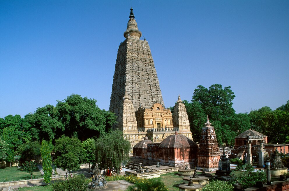 8. In Bodhgaya – dem Ort der Erleuchtung Siddhartha Gautamas (Buddha) und entsprechend eine der der weltweit heiligsten buddhistischen Stätten – neben Mönchen meditieren