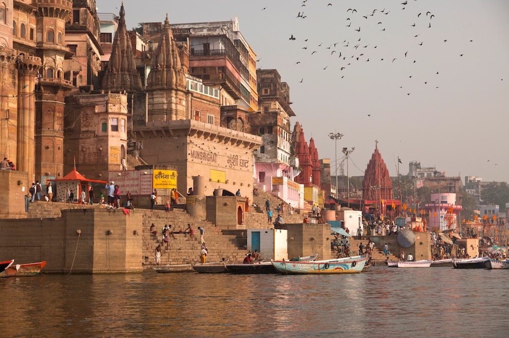 2. In die heilige Stadt Varanasi reisen und dem sterbenden Treiben zusehen