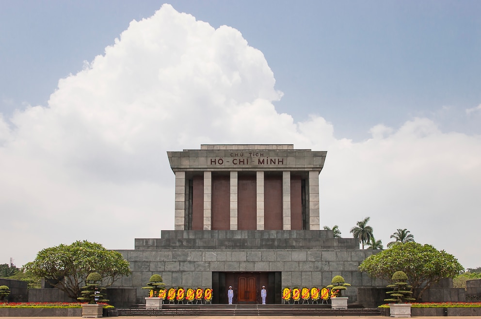 6. Ho-Chi-Minh-Mausoleum – die Gedenkstätte für den einstigen vietnamesischen Staatsführer Hồ Chí Minh steht in Hanoi 