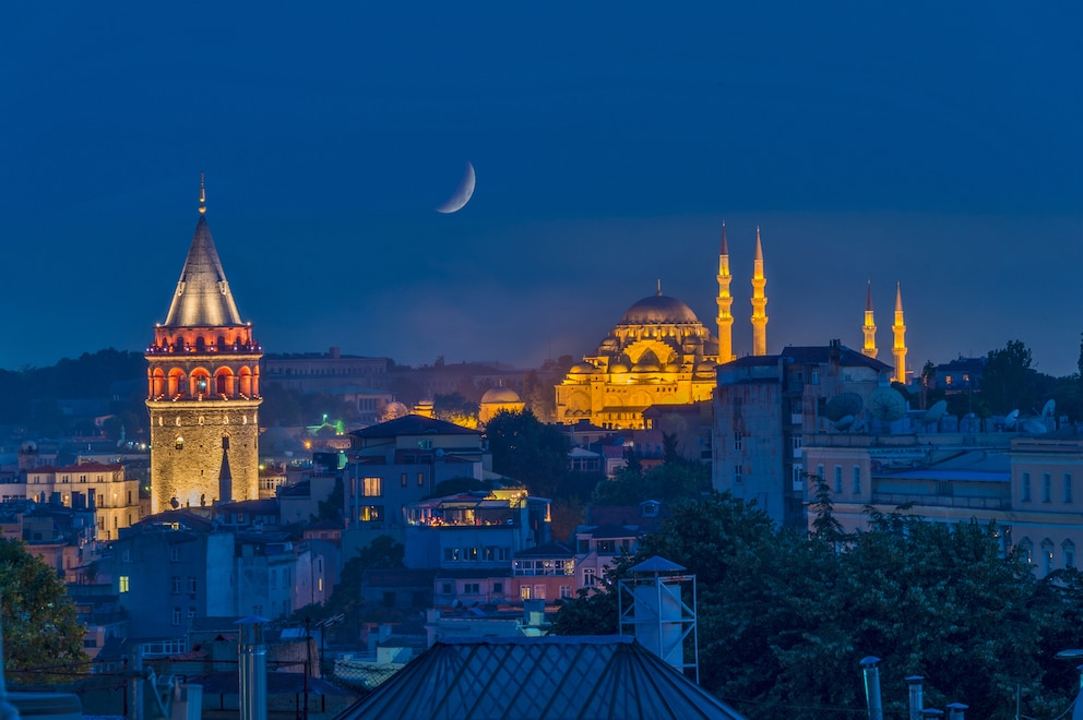 Der Galataturm und die Süleymaniye-Moschee sind zwei beliebte Sehenswürdigkeiten in Istanbul