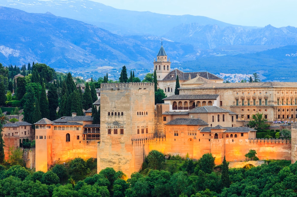 2. Alhambra – die berühmte Stadtburg im maurischen Stil steht in Granada in Andalusien
