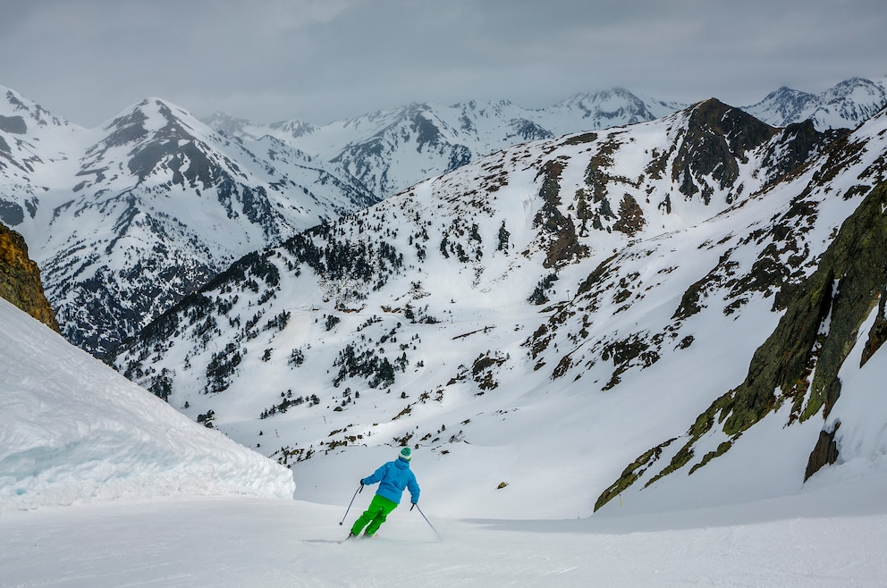 2. Im Winter: Ski fahren – auf rund 300 Kilometern Skipisten. Ein besondereres Highlight ist das Winterwunderland Vallnord.