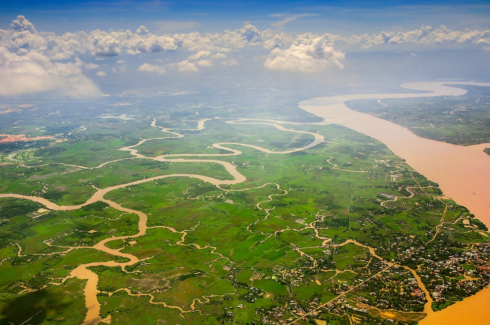9. Mekongdelta – die Region im Süden Vietnams besteht aus einem riesigen Labyrinth aus Flüssen, Sümpfen und Inseln. Neben ihrer Natur ist sie wegen ihrer schwimmenden Märkte, beeindruckenden Khmer-Pagoden und Reisfelder beliebt.