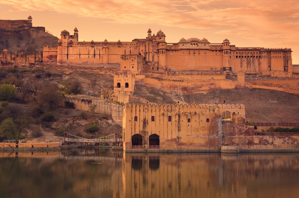2. Amber-Fort – die Festungs- und  ehemalige Fürstenpalast-Anlage der Kachhwaha-Dynastie steht in Amber, Jaipur, und gehört zu den UNESCO-Welterbestätten der Hügelfestungen von Rajasthan