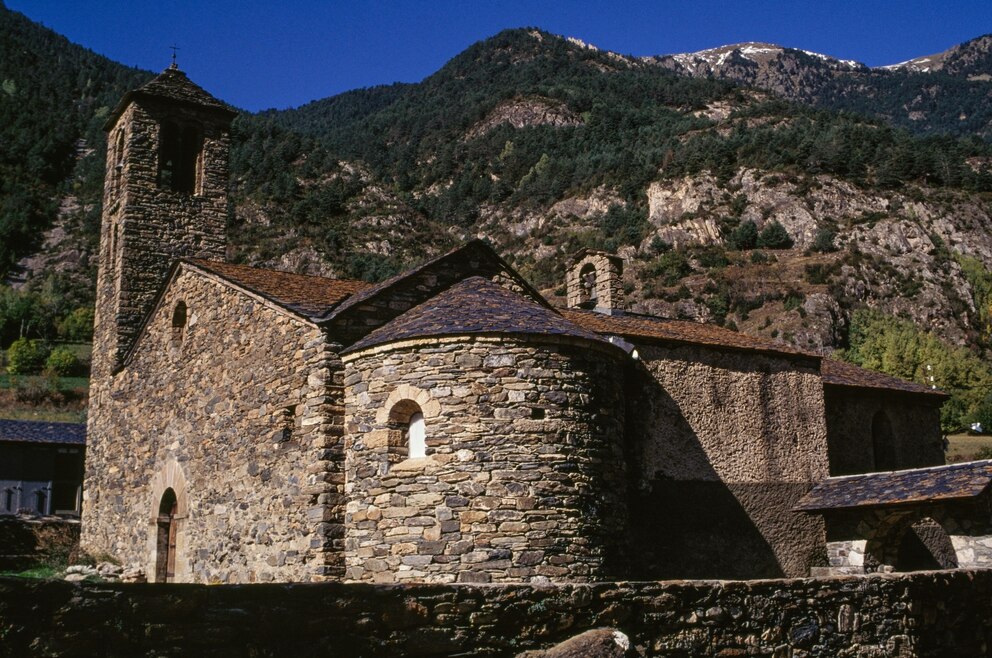 9. Das Dorf La Cortinada besuchen und dabei die alte Església de Sant Martí de la Cortinada besichtigen