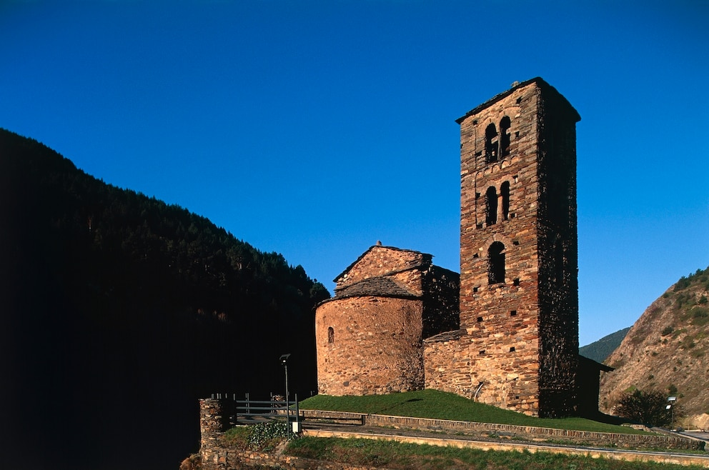 6. Die alte Steinkirche Església de Sant Joan de Caselles aus dem 11. Jahrhundert besuchen