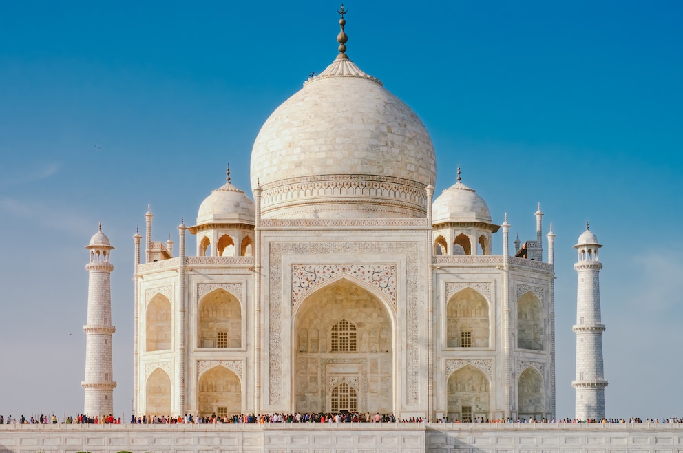 1. Das wohl bekannteste Gebäude Indiens, das Taj Mahal, besuchen und die darin verbaute starke Liebe spüren