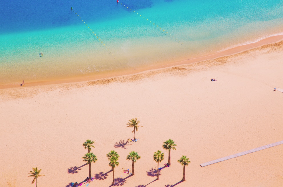 10. Den schönsten spanischen Strand (auf den Inseln oder auf dem Festland) aussuchen und entspannen (im Bild: Las Teresitas auf Teneriffa)