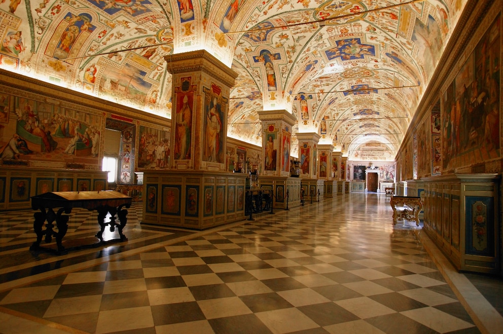 5. Vatikanische Museen – die Museen befinden sich auf dem Territorium der Vatikanstadt und beherbergen vor allem die päpstlichen Kunstsammlungen 